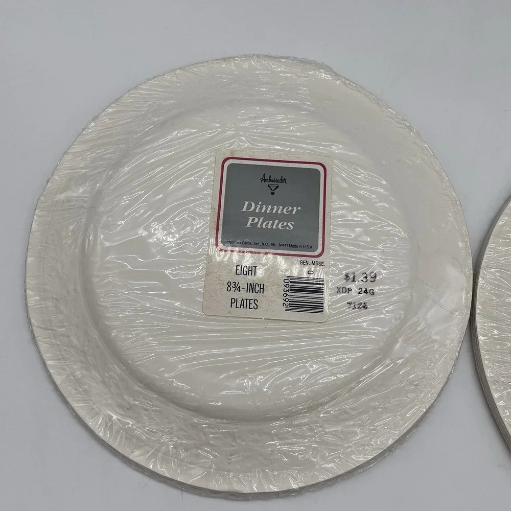 Vintage Hallmark Ambassador Christmas‎ Paper Plates Gold Wreath 16 ct 8 3/4